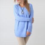 Damski elegancki sweter plus size ażurowy z ozdobnymi guzikami błękitny (7)