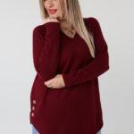 Elegancki sweter damski plus size z dekoltem w serek i ozdobnymi guzikami po bokach – luźny sweter XXL dla puszystych kobiet