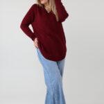 Sweter damski elegancki plus size z ozdobnymi guzikami na bokach bordowy (5)