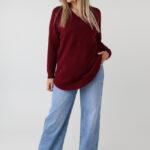 Sweter damski elegancki plus size z ozdobnymi guzikami na bokach bordowy (6)