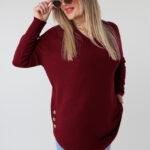 Sweter damski elegancki plus size z ozdobnymi guzikami na bokach bordowy (7)