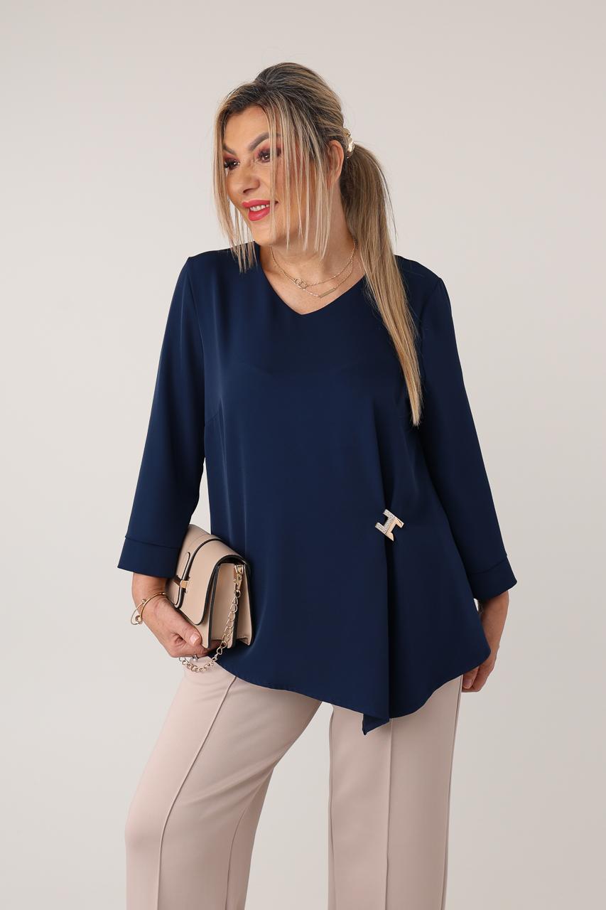 Szyfonowa bluzka plus size z klamrą granatowa 46-54