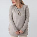 Elegancki ażurowy sweter damski plus size z ozdobnymi guzikami – sweter XXL dla puszystych kobiet