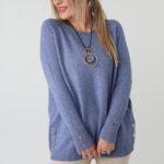 Elegancki ażurowy sweter damski plus size z ozdobnymi guzikami – sweter XXL dla puszystych kobiet