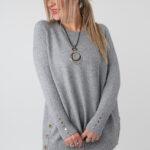 Elegancki ażurowy sweter damski plus size z ozdobnymi guzikami – sweter XXL dla puszystych kobiet