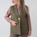 Dzianinowa kamizelka damska plus size rozpinana z ozdobnym zatrzaskiem – bezrękawnik XXL dla puszystych kobiet