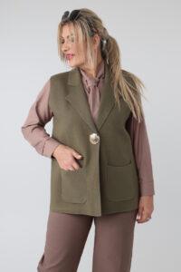 Dzianinowa kamizelka damska plus size rozpinana z ozdobnym zatrzaskiem – bezrękawnik XXL dla puszystych kobiet