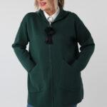 Elegancki kardigan damski plus size na zamek z kapturem i ozdobnym pomponem – luźny sweter XXL dla puszystych kobiet