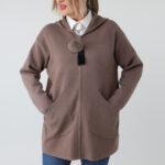 Elegancki kardigan damski plus size na zamek z kapturem i ozdobnym pomponem – luźny sweter XXL dla puszystych kobiet