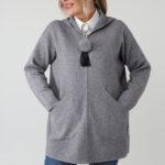 Elegancki kardigan damski plus size na zamek z kapturem i ozdobnym pomponem – luźny sweter XXL dla puszystych kobiet