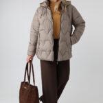 kurtka-damska-przejsciowa-plus-size-z-odpinanym-kapturem-pikowana-bezowa (6)