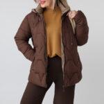 Pikowana kurtka damska przejściowa plus size z odpinanym kapturem – kurtka XXL w dużych rozmiarach dla puszystych kobiet