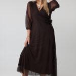 Zwiewna sukienka szyfonowa plus size z ozdobną różą i wiązaniem – elegancka sukienka XXL dla puszystych kobiet