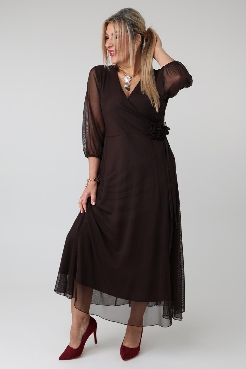 Zwiewna sukienka szyfonowa plus size z ozdobną różą i wiązaniem – elegancka sukienka XXL dla puszystych kobiet