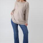 Beżowy elegancki sweter damski plus size z dżetami na dekolcie – sweter XXL dla puszystych kobiet