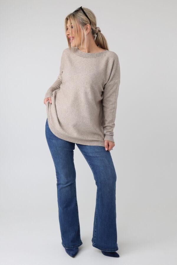 Beżowy elegancki sweter damski plus size z dżetami na dekolcie – sweter XXL dla puszystych kobiet