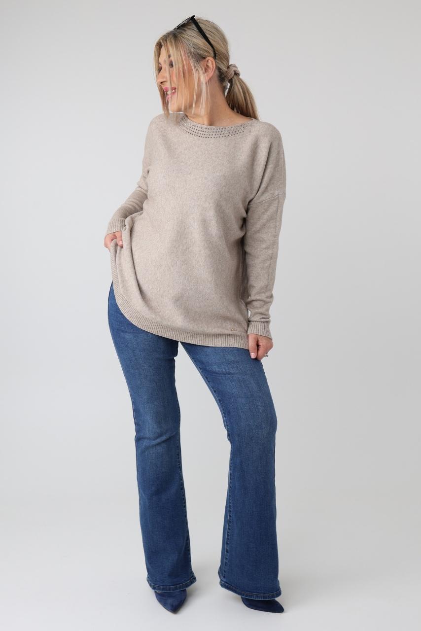 Beżowy elegancki sweter damski plus size z dżetami na dekolcie – sweter XXL dla puszystych kobiet
