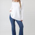 Beżowy elegancki sweter damski plus size z dżetami na dekolcie – sweter XXL dla puszystych kobiet