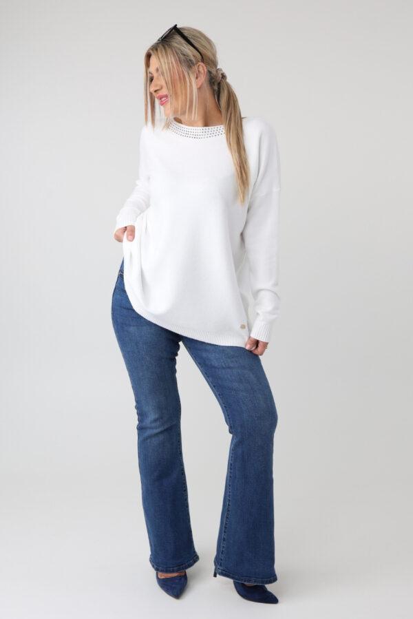 Beżowy elegancki sweter damski plus size z dżetami na dekolcie – sweter XXL dla puszystych kobiet