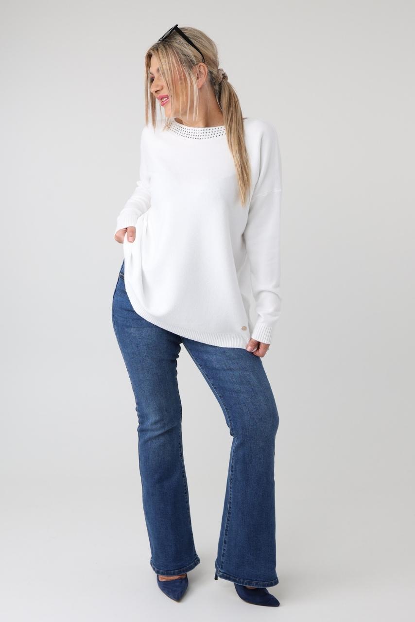 Beżowy elegancki sweter damski plus size z dżetami na dekolcie – sweter XXL dla puszystych kobiet
