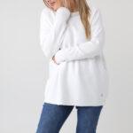 sweter-damski-elegancki-plus-size-z-dzetami-na-dekolcie-bialy (6)