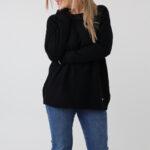 sweter-damski-elegancki-plus-size-z-dzetami-na-dekolcie-czarny (8)