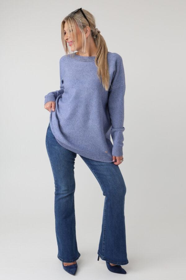 elegancki sweter damski plus size z dżetami na dekolcie – sweter XXL dla puszystych kobiet