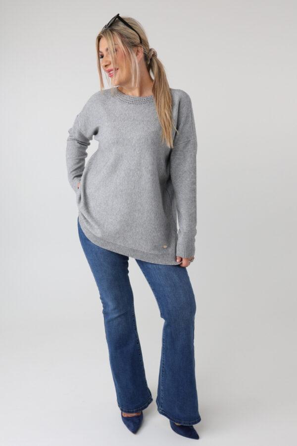 elegancki sweter damski plus size z dżetami na dekolcie – sweter XXL dla puszystych kobiet