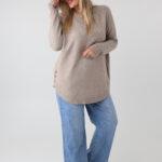 sweter-damski-elegancki-plus-size-z-ozdobnymi-guzikami-na-bokach-bezowy (5)