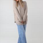 sweter-damski-elegancki-plus-size-z-ozdobnymi-guzikami-na-bokach-bezowy (7)
