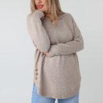 Elegancki sweter damski plus size z dekoltem w serek i ozdobnymi guzikami po bokach – luźny sweter XXL dla puszystych kobiet