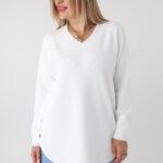Elegancki sweter damski plus size z dekoltem w serek i ozdobnymi guzikami po bokach – luźny sweter XXL dla puszystych kobiet