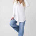 sweter-damski-elegancki-plus-size-z-ozdobnymi-guzikami-na-bokach-bialy (7)