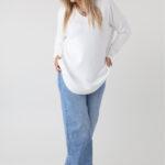 sweter-damski-elegancki-plus-size-z-ozdobnymi-guzikami-na-bokach-bialy (8)