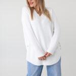 sweter-damski-elegancki-plus-size-z-ozdobnymi-guzikami-na-bokach-bialy (9)