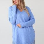 Elegancki sweter damski plus size z dekoltem w serek i ozdobnymi guzikami po bokach – luźny sweter XXL dla puszystych kobiet