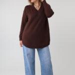 sweter-damski-elegancki-plus-size-z-ozdobnymi-guzikami-na-bokach-brazowy (5)