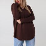 Elegancki sweter damski plus size z dekoltem w serek i ozdobnymi guzikami po bokach – luźny sweter XXL dla puszystych kobiet
