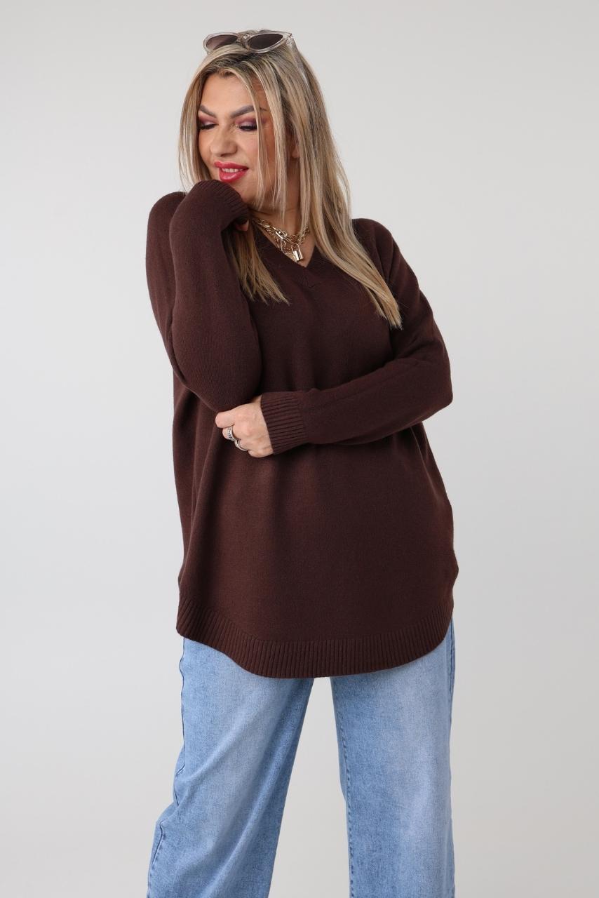 Elegancki sweter damski plus size z dekoltem w serek i ozdobnymi guzikami po bokach – luźny sweter XXL dla puszystych kobiet