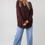 sweter-damski-elegancki-plus-size-z-ozdobnymi-guzikami-na-bokach-brazowy (7)