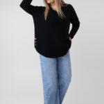 sweter-damski-elegancki-plus-size-z-ozdobnymi-guzikami-na-bokach-czarny (5)