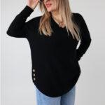 sweter-damski-elegancki-plus-size-z-ozdobnymi-guzikami-na-bokach-czarny (6)