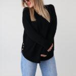 Elegancki sweter damski plus size z dekoltem w serek i ozdobnymi guzikami po bokach – luźny sweter XXL dla puszystych kobiet