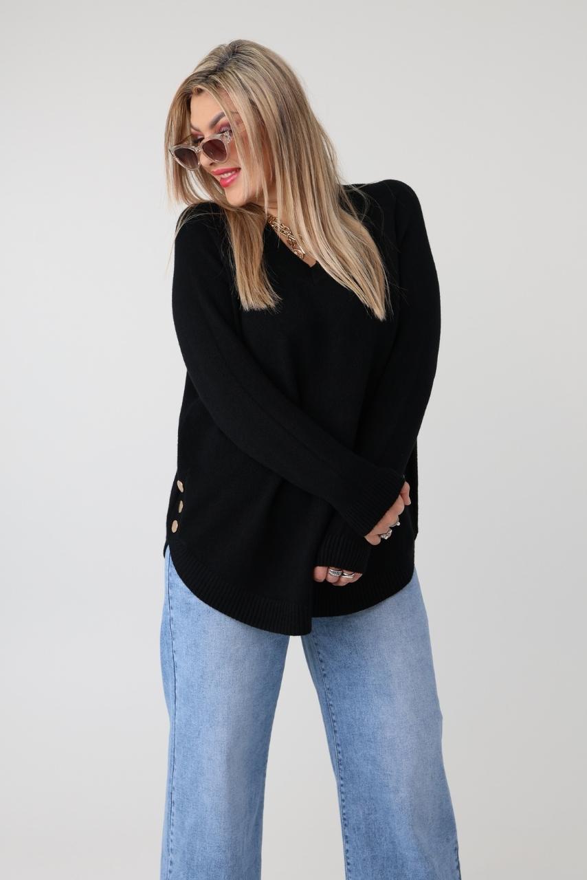 Elegancki sweter damski plus size z dekoltem w serek i ozdobnymi guzikami po bokach – luźny sweter XXL dla puszystych kobiet