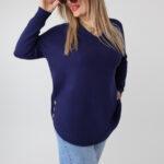 sweter-damski-elegancki-plus-size-z-ozdobnymi-guzikami-na-bokach-granatowy (5)