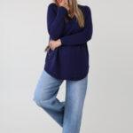 sweter-damski-elegancki-plus-size-z-ozdobnymi-guzikami-na-bokach-granatowy (7)