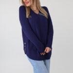 Elegancki sweter damski plus size z dekoltem w serek i ozdobnymi guzikami po bokach – luźny sweter XXL dla puszystych kobiet