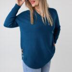 Elegancki sweter damski plus size z dekoltem w serek i ozdobnymi guzikami po bokach – luźny sweter XXL dla puszystych kobiet