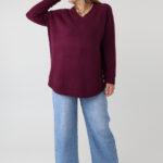 sweter-damski-elegancki-plus-size-z-ozdobnymi-guzikami-na-bokach-sliwkowy (5)