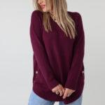 Elegancki sweter damski plus size z dekoltem w serek i ozdobnymi guzikami po bokach – luźny sweter XXL dla puszystych kobiet